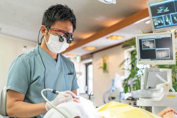 保険診療であっても治療の質を重視し、一本一本の歯を丁寧に診ながら処置を進めています。