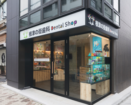 ①クリニック外観　②エントランス　③診療室