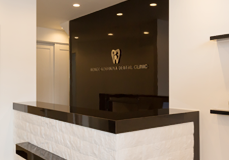 ①バリアフリーの入口②受付③診療室