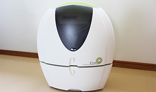 様々な器具がコンパクトに収納されている往診専用歯科用ユニットです