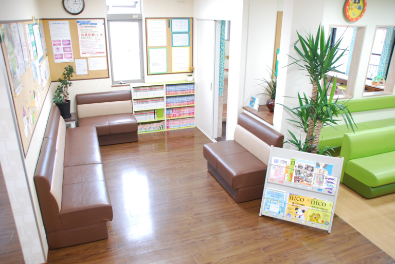 待合室には医学情報誌や一般雑誌などが置かれています