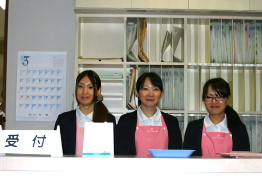 ①クリニック外観②受付③待合室