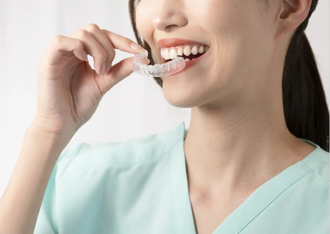 透明な装置で歯並びを整えています