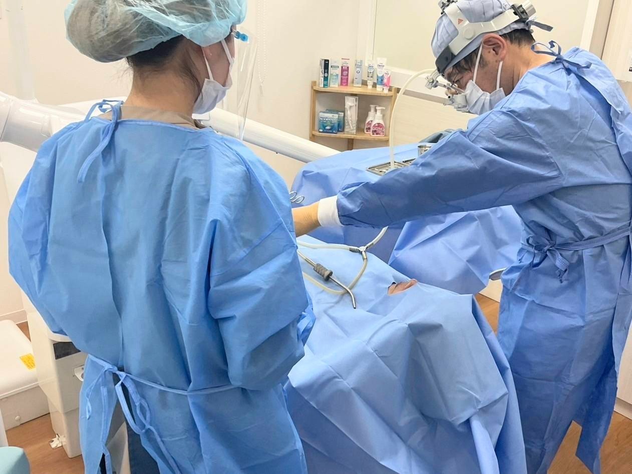 周囲の健康な歯を削らずに治療でき、天然歯に近い噛み心地が得られる点が大きな特長です。