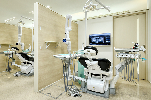 ①クリニック外観②広めの待合室②プライバシーに配慮した診察室