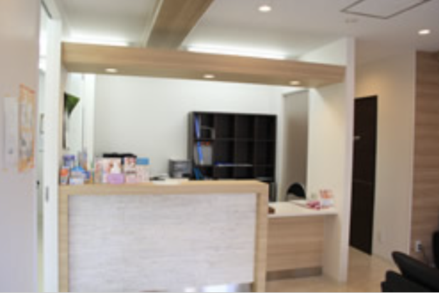 ①クリニック外観　②受付　③待合室