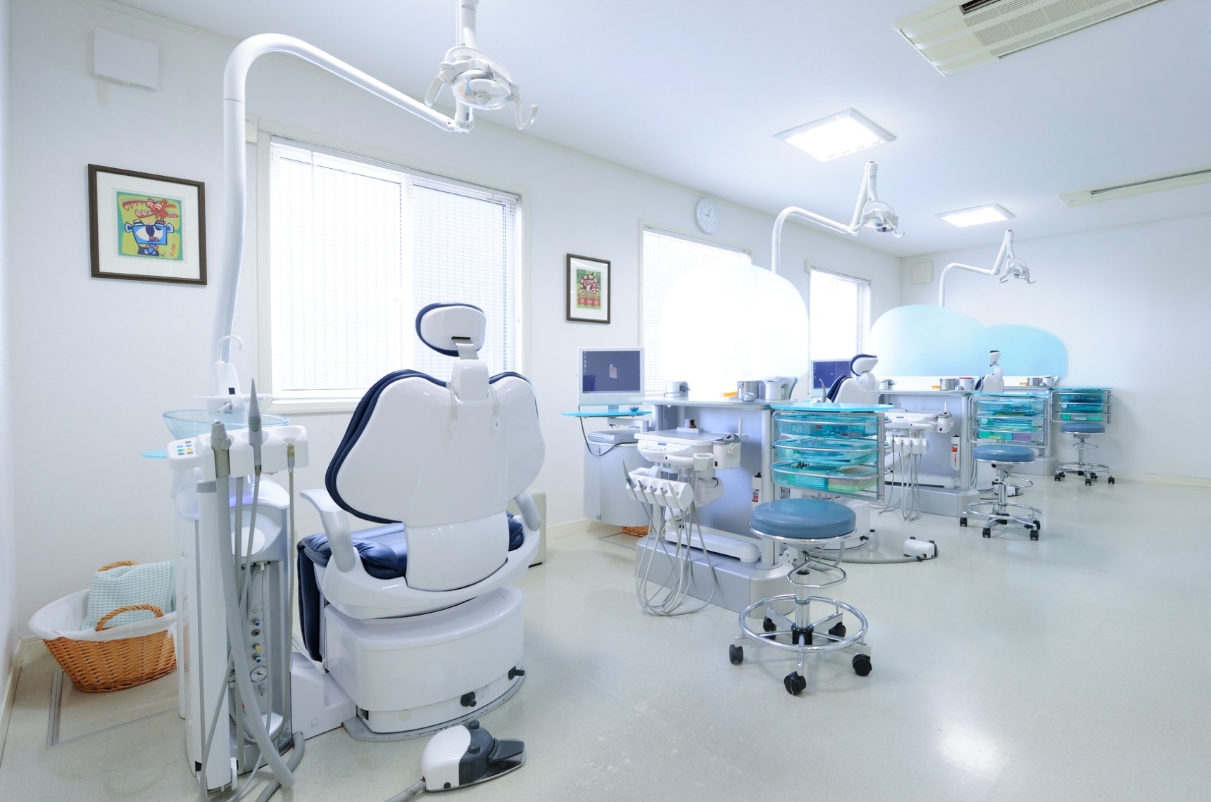 ①外観②受付③診療室