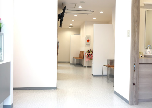 ①外観②院内③治療風景