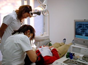 叢生（そうせい）（八重歯）の例