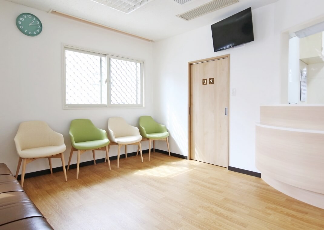 ①外観②受付③待合室