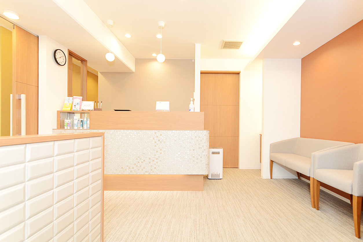 ①クリニック外観②受付③待合室