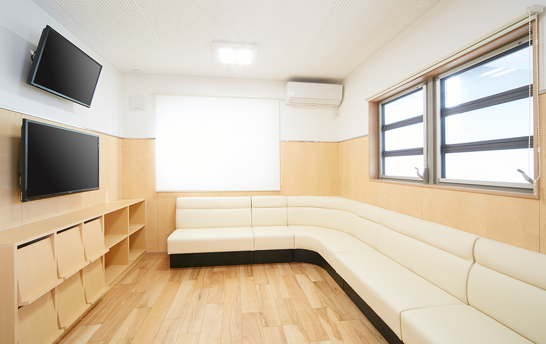 ①クリニック外観　②受付　③待合室