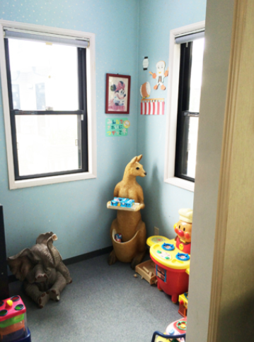 ①待合室　②院内　③キッズスペース