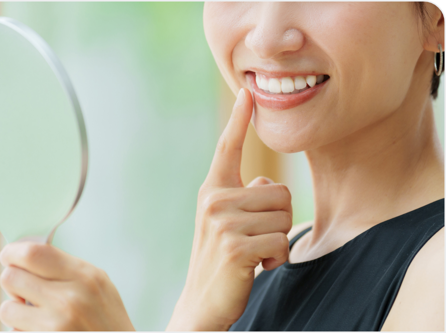 白い歯で笑顔に