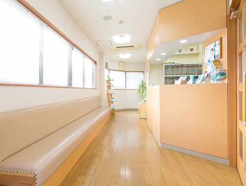 ①医院外観②待合室③診療室