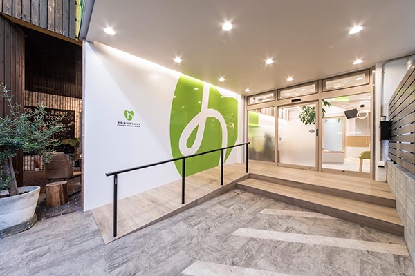 ①外観②受付③診療室