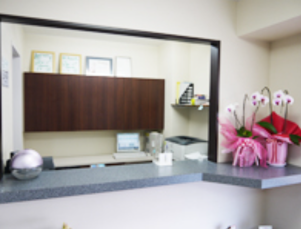 ①クリニック外観　②受付　③待合室