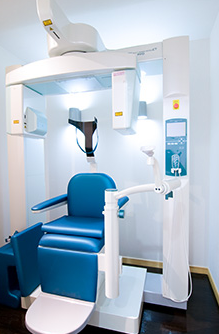①クリニック外観　②滅菌器具　③歯科用CT
