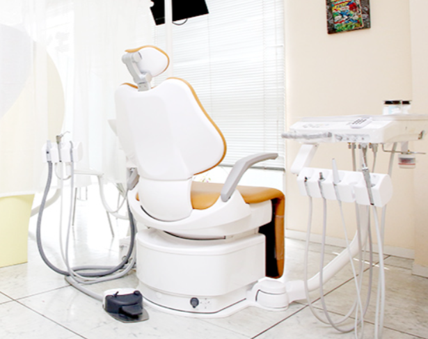 ①どなたも気軽に通っていただける歯科医院を目指しています②受付③診療室