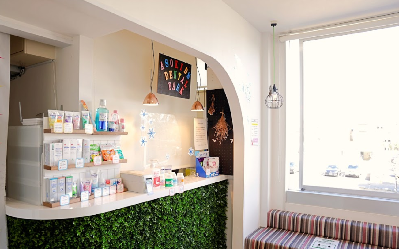 【土曜日診療あり】日々のホームケアの方法や、健康な食生活のアドバイスまで提供する「アソウキッズデンタルパーク」
