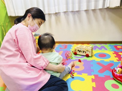 ①外観②待合室③無料託児サービス