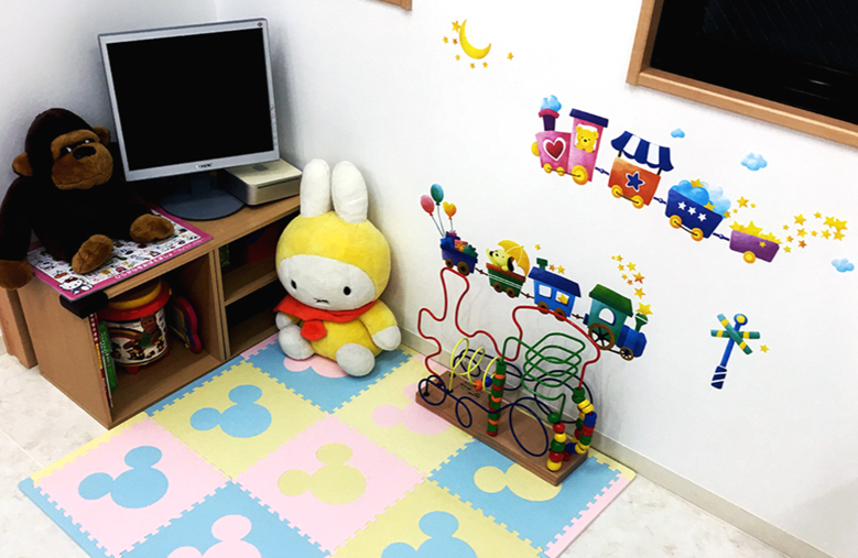 ①診療室②受付③キッズスペース