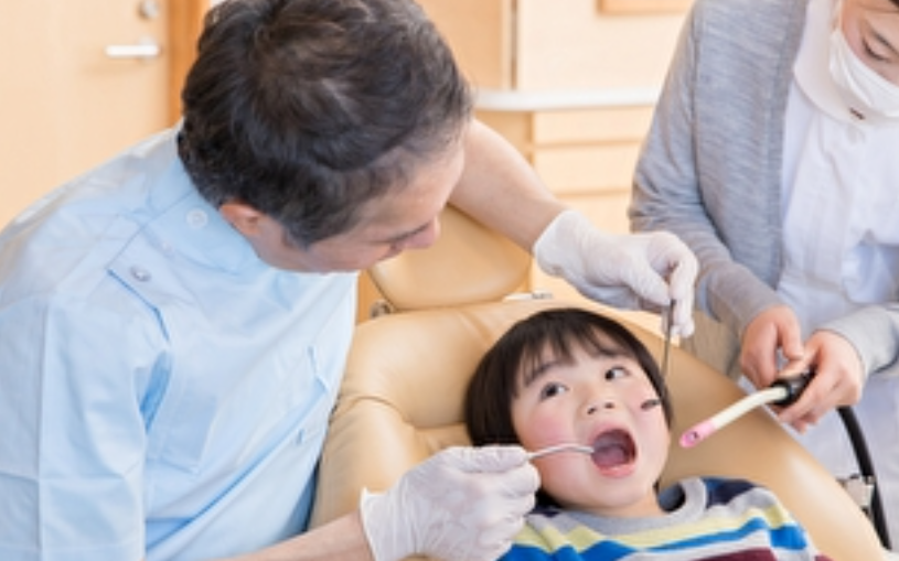 ①クリニック外観②診療室③診察風景