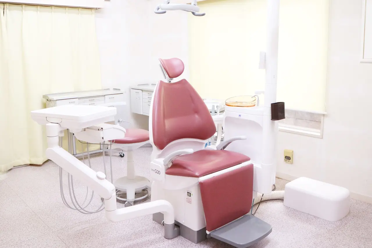 ①外観②受付③診療スペース