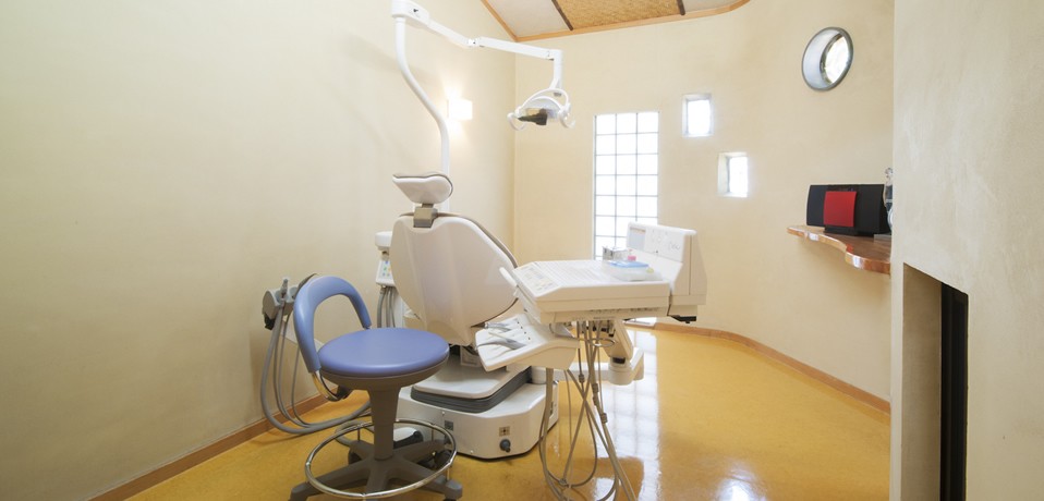 ①外観②待合室③個室診療室