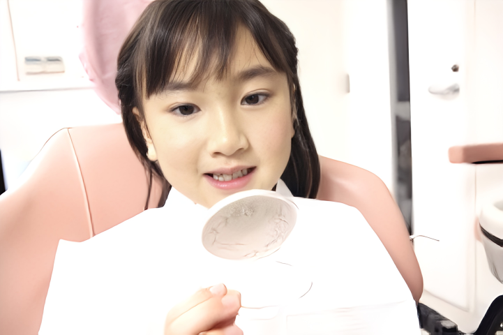 自然な白さが、笑顔の輪郭を整えていく