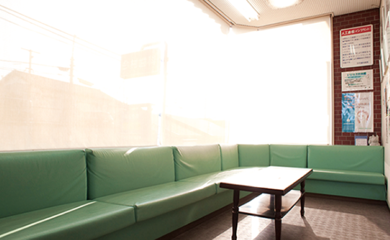 ①外観②待合室③院内技巧室