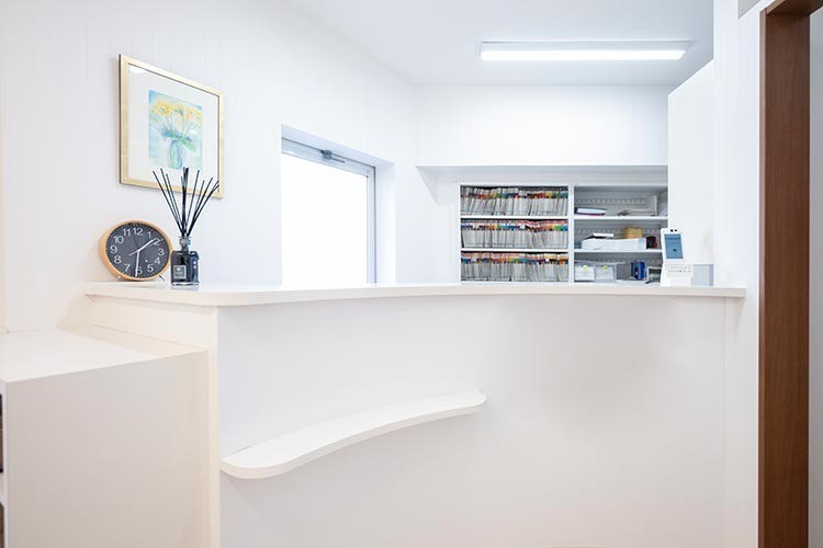 ①クリニック外観　②受付　③待合室