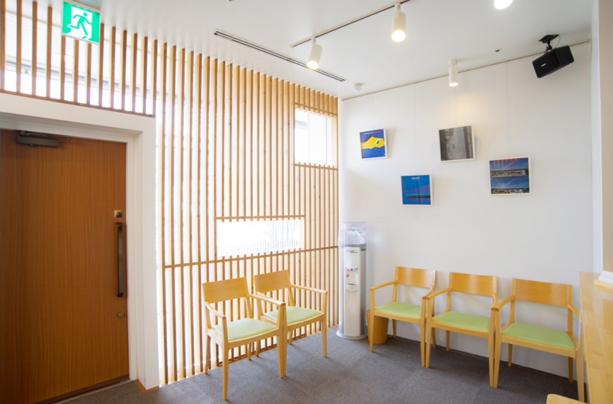 ①クリニック外観　②受付　③待合室