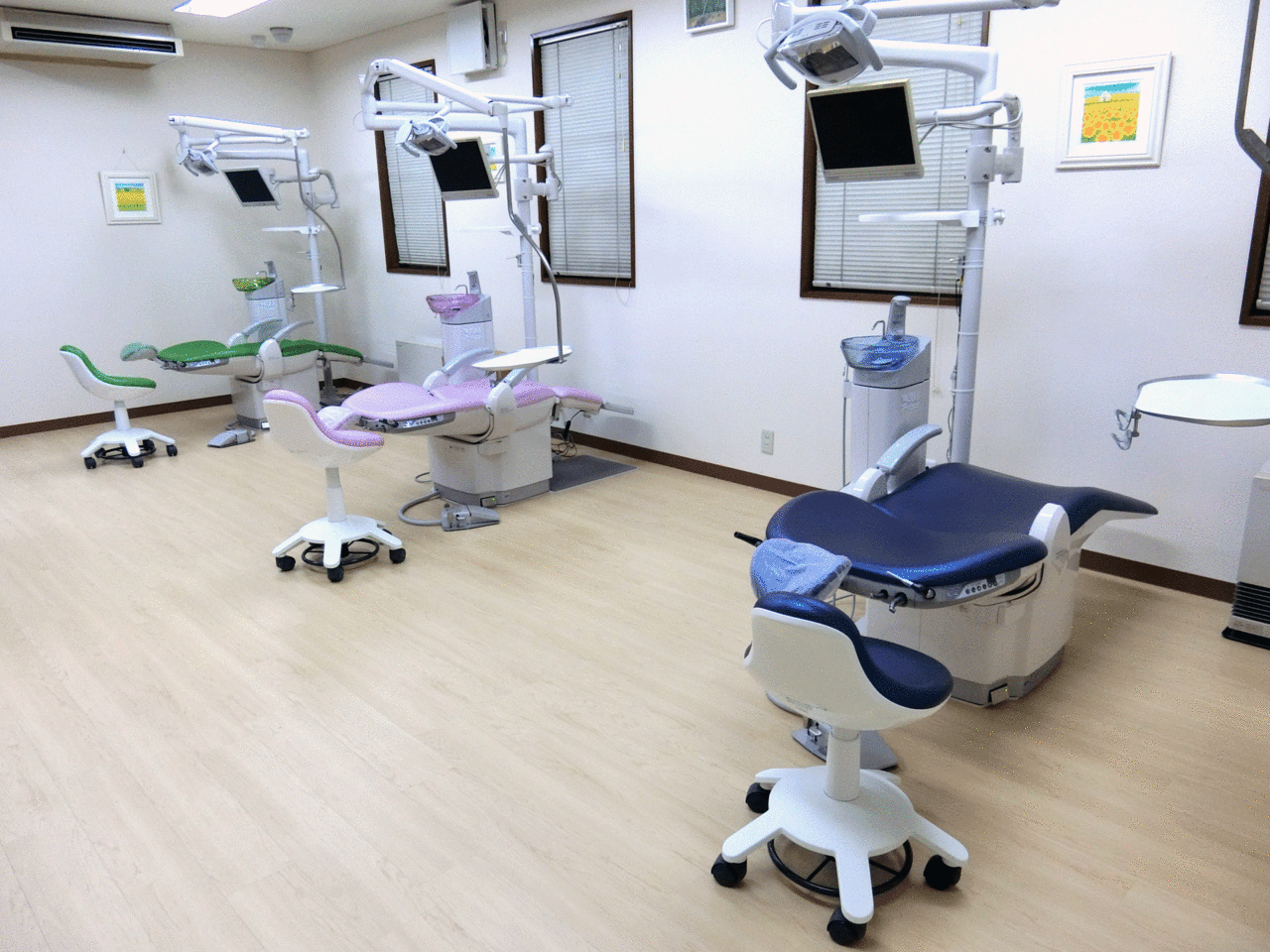 ①医院外観②待合室③診療台