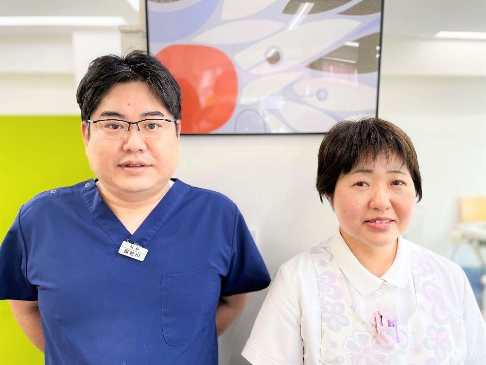勤続10年以上になる院長（画像左）と歯科衛生士