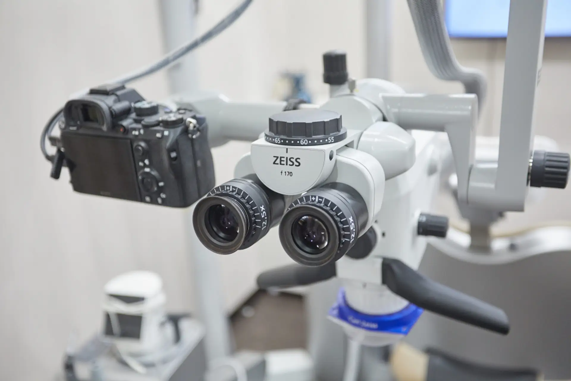 治療で使用されるマイクロスコープ