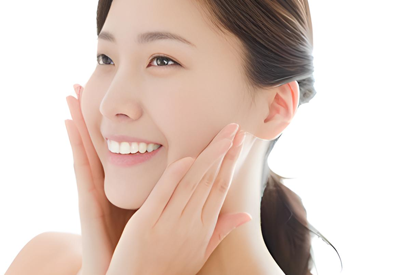 セラミックとホワイトニングで理想的な口元美を創出