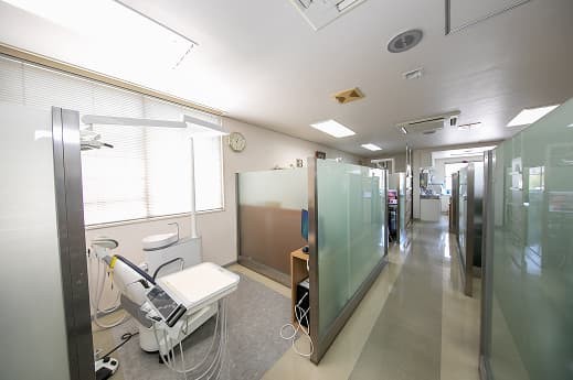 ①医院外観②待合室③半個室の診療室