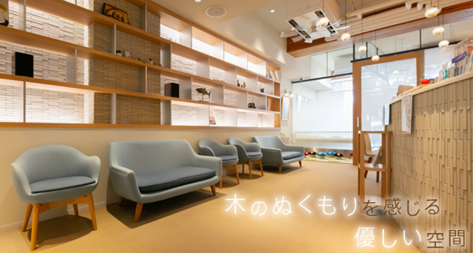 ①待合スペース②治療風景③外観