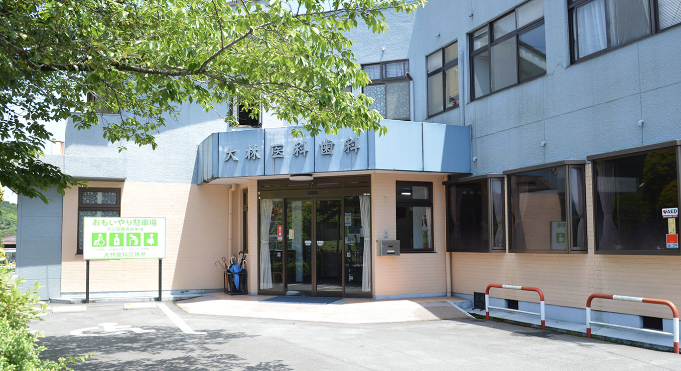 ①クリニック外観　②待合室　③個別診察室