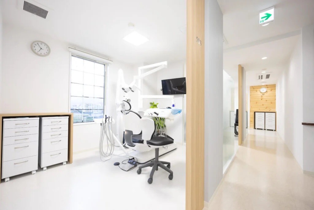 ①外観　②受付カウンター　③全室個室の診療スペース