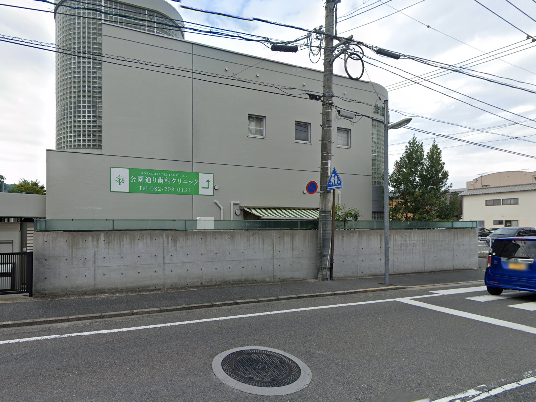 ①クリニック外観　②治療の様子　③診療チェア