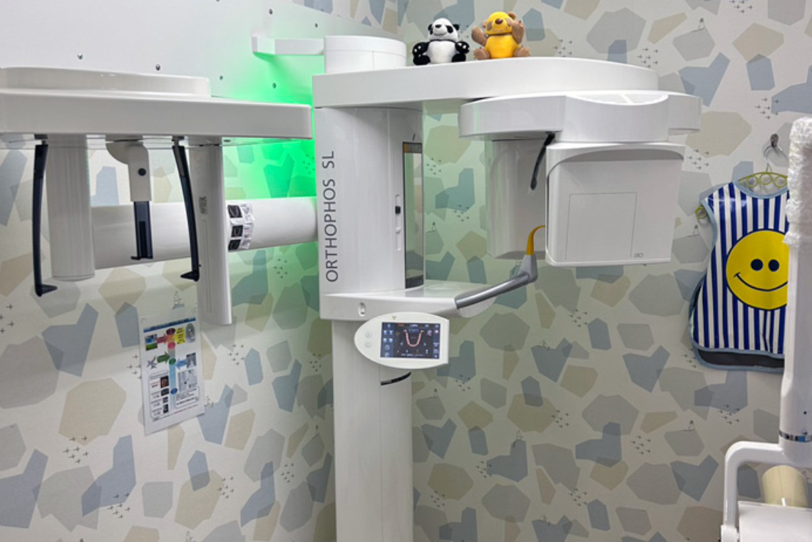 院内の歯科技工士による丁寧な製作と調整で、快適な装着感と自然な見た目を実現します