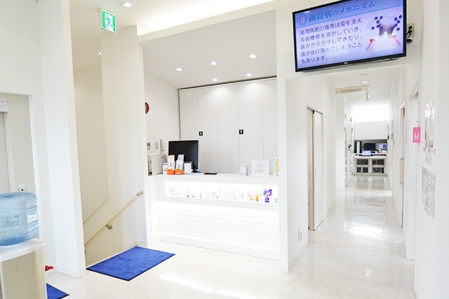 ①クリニック外観　②受付　③待合室