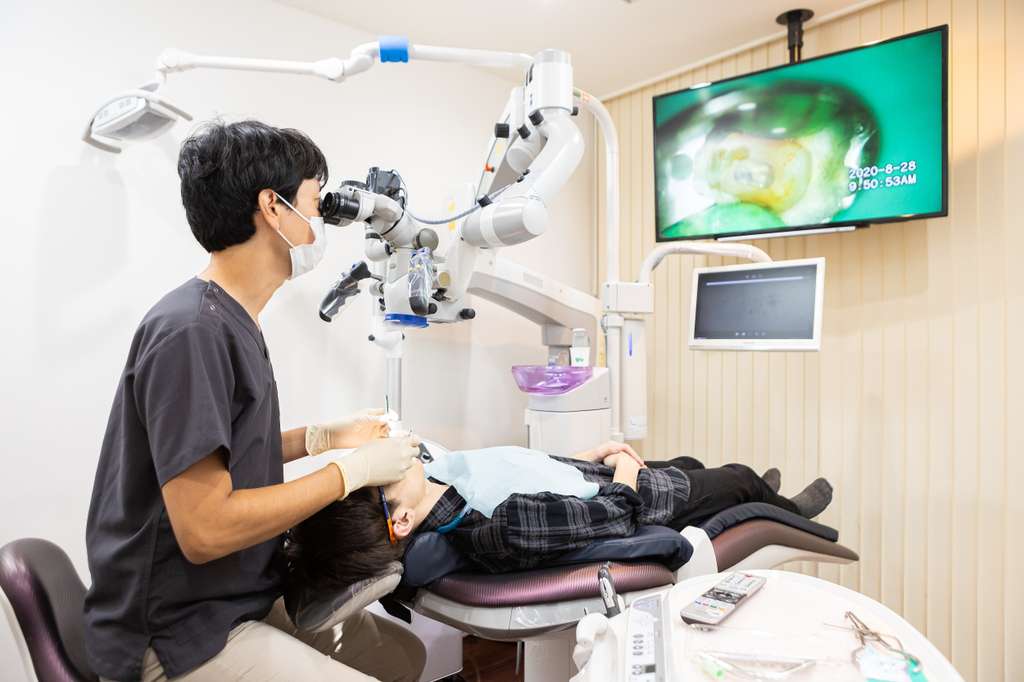 裸眼と比べて3～20倍まで拡大できるマイクロスコープを用い、精密根管治療を行っております