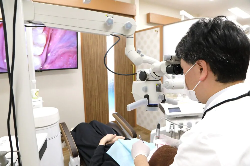 肉眼では見えにくい細部まで確認しながら根管内の処置を進める体制を整えています