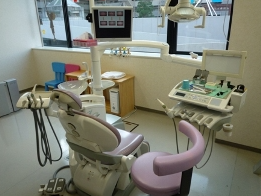 ①クリニック外観②待合スペース③診療スペース