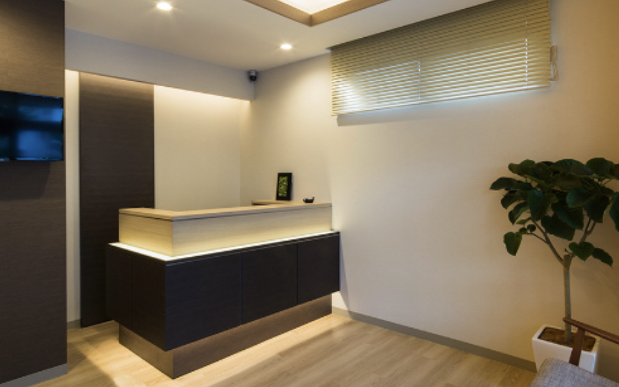 東浦和駅出口より徒歩12分【駐車場12台完備】うらわイースト歯科