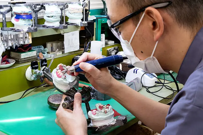 院内技工室の専属技工士と連携し迅速に対応しています