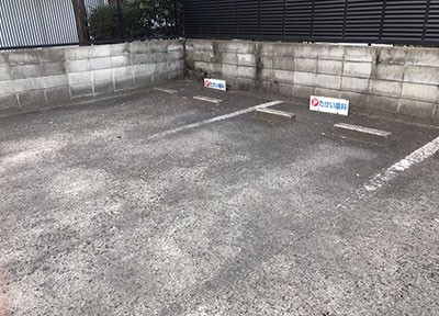 院の向かいに駐車場がご用意されています